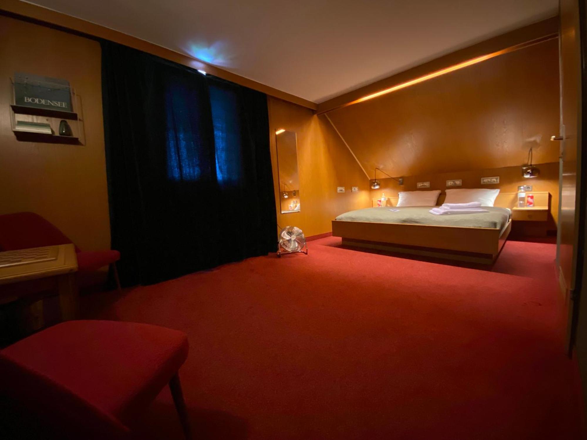 Honolulu Hotel *